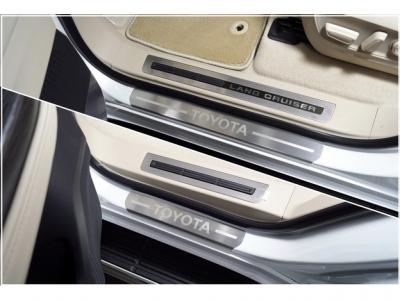 Накладки на пороги лист шлифованный надпись Toyota 4шт 70TH ANNIVERSARY ТСС для Toyota Land Cruiser 300 2021-2022